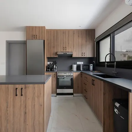 Urban 33 With Veranda - 2 Bdr * Никосия